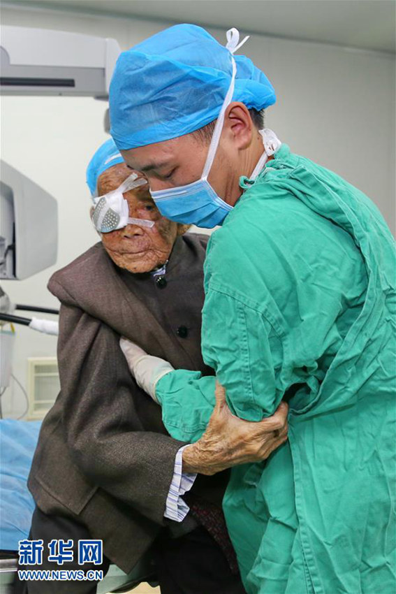 100세 나이에 백내장 수술 받은 노인, 다행히 성공적
