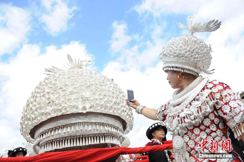 묘족 전통축제 개최, 현장에 나타난 거대 은색 모자 인기