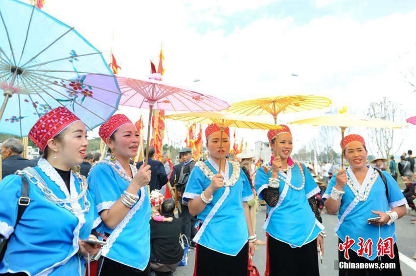 묘족 전통축제 개최, 현장에 나타난 거대 은색 모자 인기