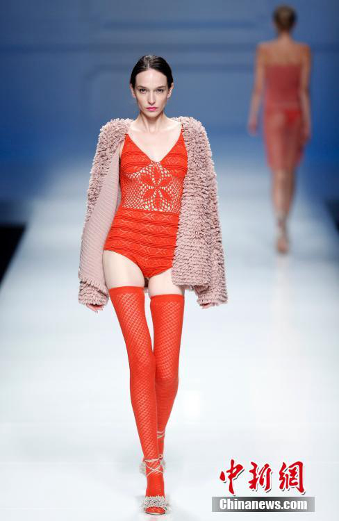 中 오트퀴트르 패션 발표회 개최, 런웨이 걷는 각국 모델들