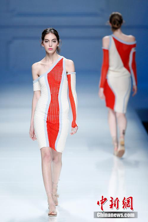 中 오트퀴트르 패션 발표회 개최, 런웨이 걷는 각국 모델들