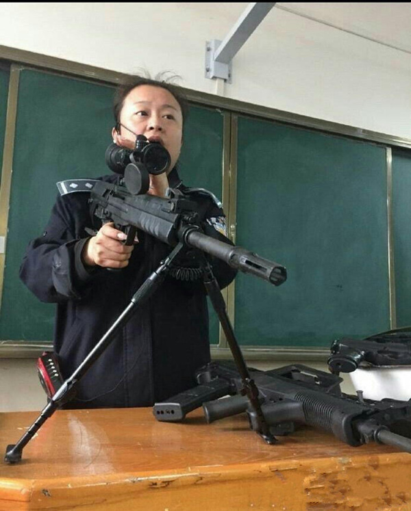 윈난 女교수의 특별한 수업, ‘저격총’ 들고 수업 진행