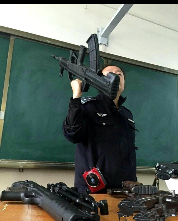 윈난 女교수의 특별한 수업, ‘저격총’ 들고 수업 진행