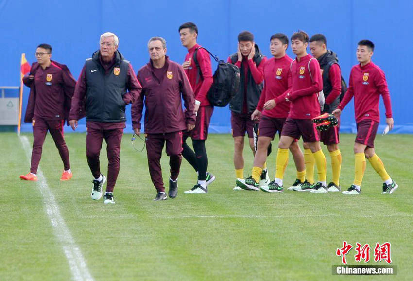 마르첼로 리피 감독과 중국 축구대표팀 선수들이 훈련장으로 들어오는 모습