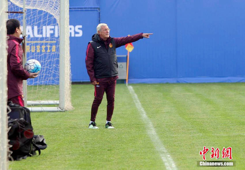 中 남자축구 국가대표팀 마르첼로 리피 감독, 쿤밍서 첫 훈련