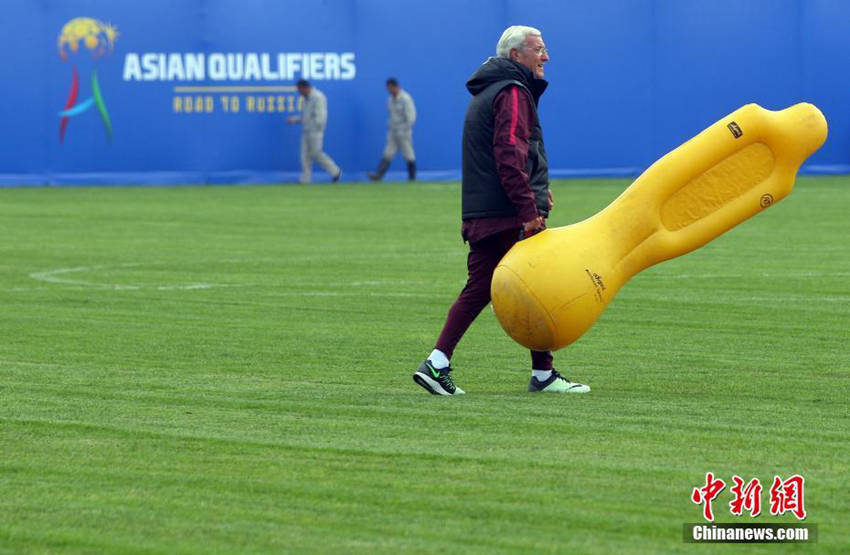 中 남자축구 국가대표팀 마르첼로 리피 감독, 쿤밍서 첫 훈련