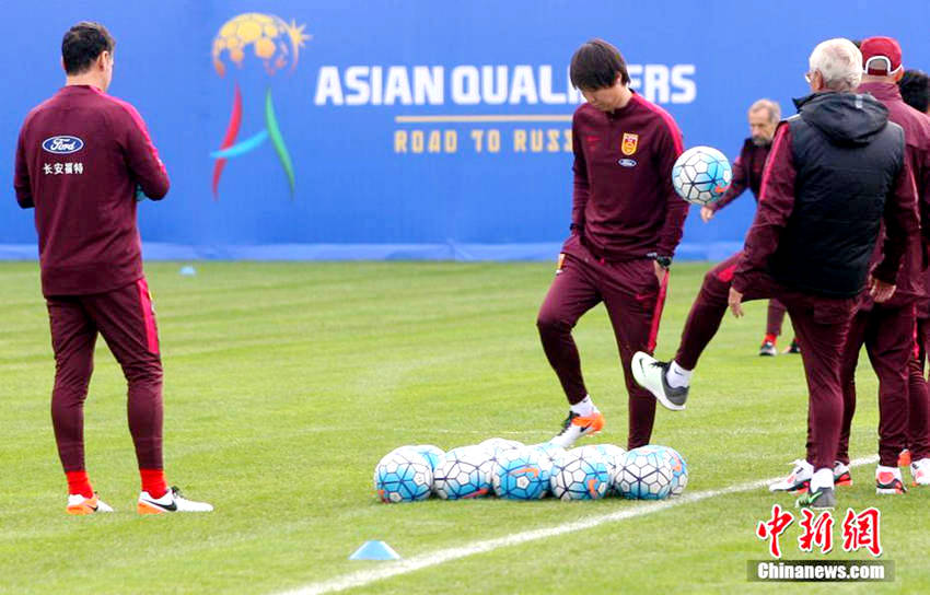 中 남자축구 국가대표팀 마르첼로 리피 감독, 쿤밍서 첫 훈련