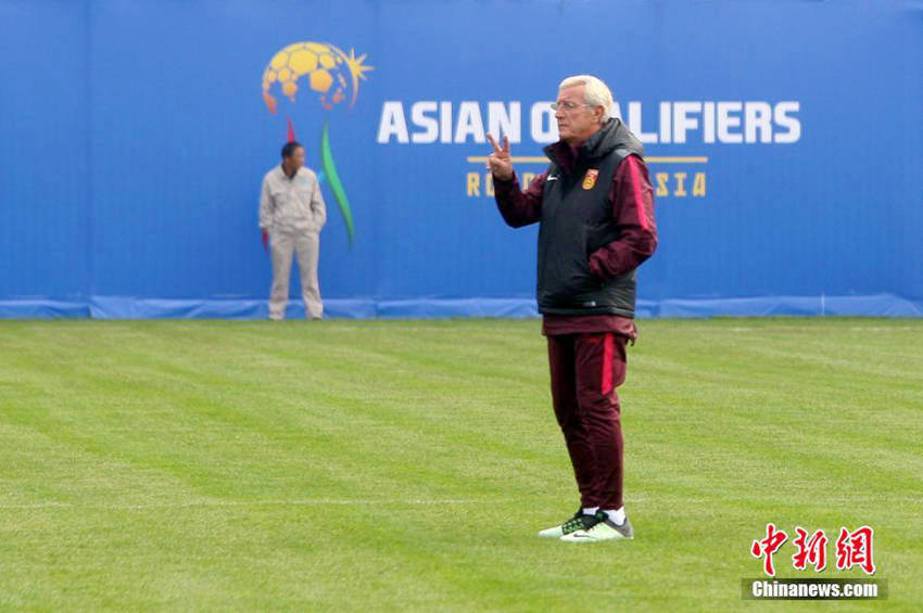 中 남자축구 국가대표팀 마르첼로 리피 감독, 쿤밍서 첫 훈련