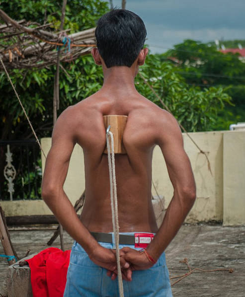인도의 초능력 소년, 어깨뼈로 자동차 끄는 괴력 발휘