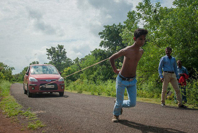 인도의 초능력 소년, 어깨뼈로 자동차 끄는 괴력 발휘