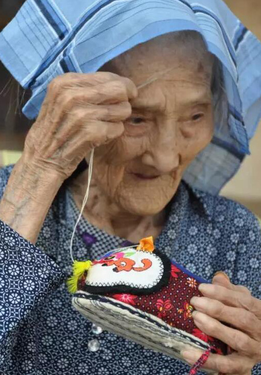 中 장수 마을, 자전거 타고 장보러 다니는 100세 노인