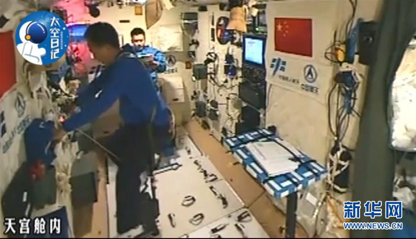 우주비행사들이 톈궁(天宮) 2호에서 훈련을 하는 모습