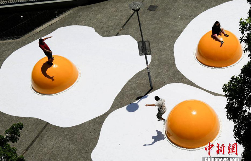 칠레 수도에 나타난 ‘달걀 후라이’ 시선 집중