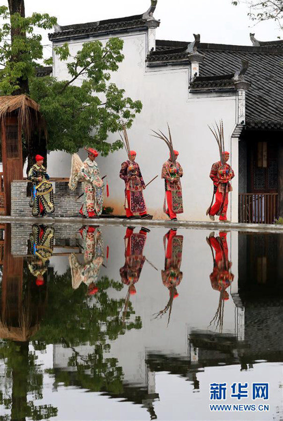 11월 15일, 나희(儺戲) 공연에 참가한 촌민들이 우위안(婺源) 허우탕좡위안(厚塘莊園) 골목길에 모였다.