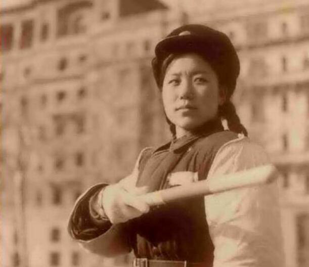 1960년대 톈안먼 앞, ‘얼짱 여경’ 등장으로 시선 집중