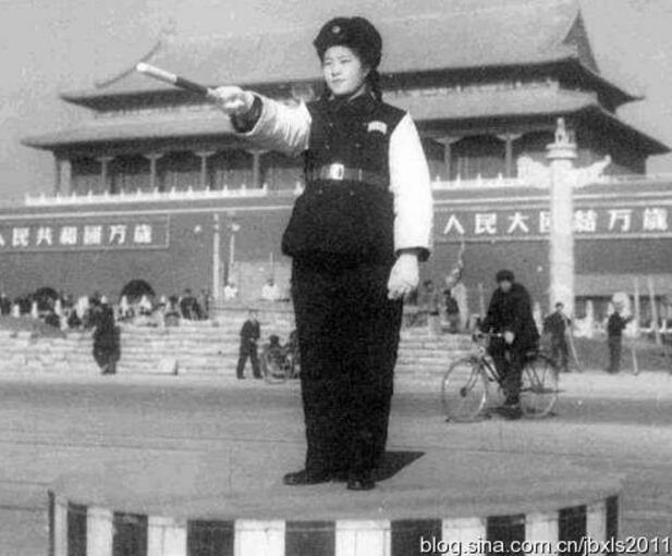1960년대 톈안먼 앞, ‘얼짱 여경’ 등장으로 시선 집중