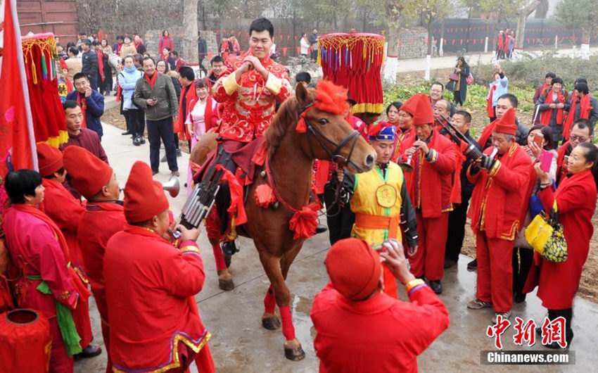 팔인교, 꽃가마, 징 치기… 중국 젊은이들의 전통 결혼식