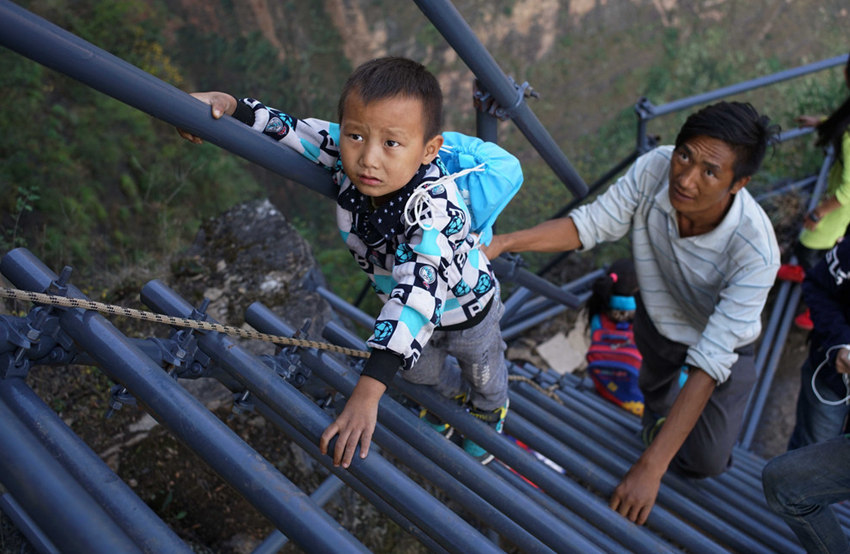 쓰촨 벼랑 위 마을에 설치된 ‘계단’, 안전하게 집에 가는 아이들