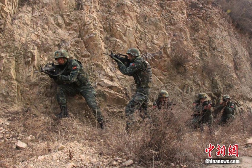 산시 무장경찰, 숲과 들판에서 실시한 ‘악마주’ 훈련