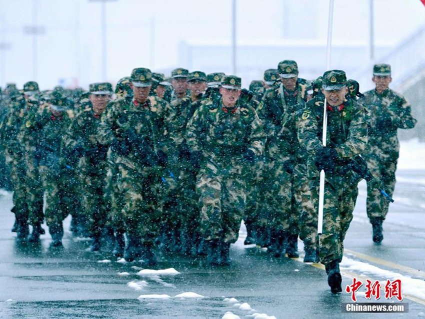 신장 변방총대의 신병들, 눈 바람 맞으며 의지력 키워나가