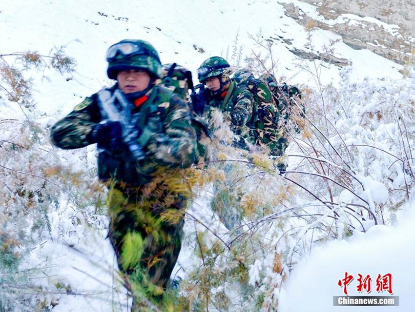 신장 변방총대의 신병들, 눈 바람 맞으며 의지력 키워나가
