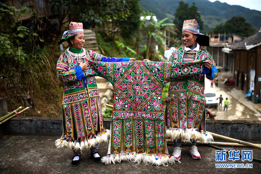 고급 비단으로 만들어진 묘족 여성 전통의상 ‘바이냐오이’