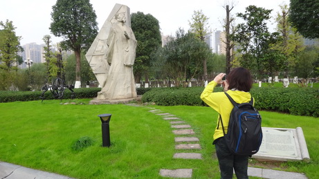 명인조각공원(名人雕塑園)에 설치된 동상을 카메라에 담고 있는 외국인 기자의 모습