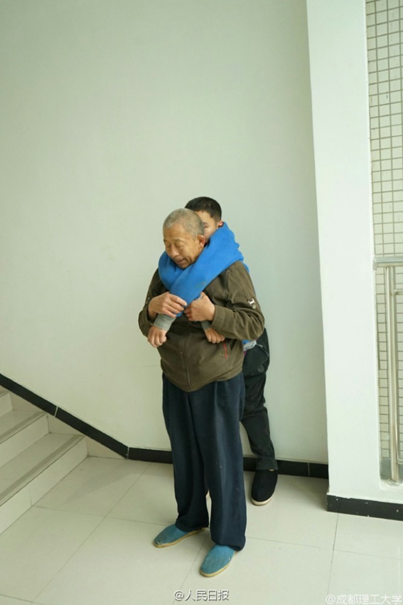 쓰촨의 한 장애우, 가족애로 이뤄낸 대학 진학의 꿈