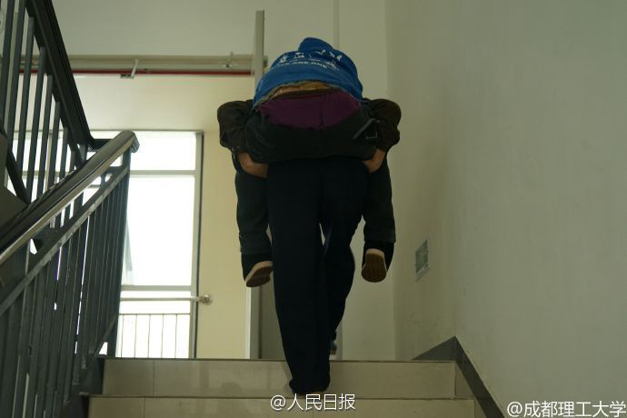 쓰촨의 한 장애우, 가족애로 이뤄낸 대학 진학의 꿈