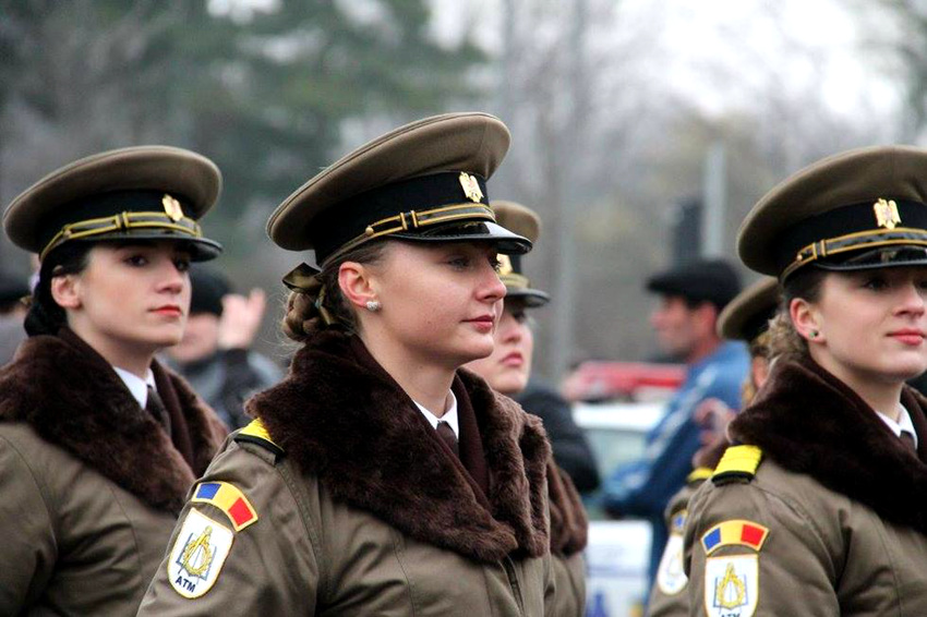 루마니아 열병식의 미녀 여군들, 시크한 ‘여자 대장부’로 등장