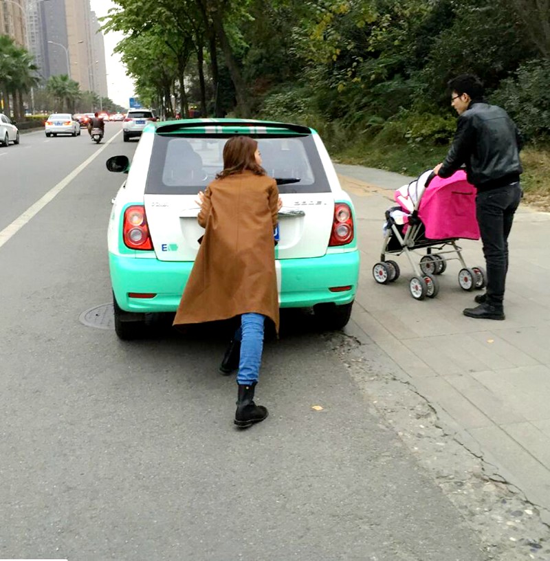 쓰촨 미녀 전기자동차 밀고 가, 남편 침착하게 아기 돌봐