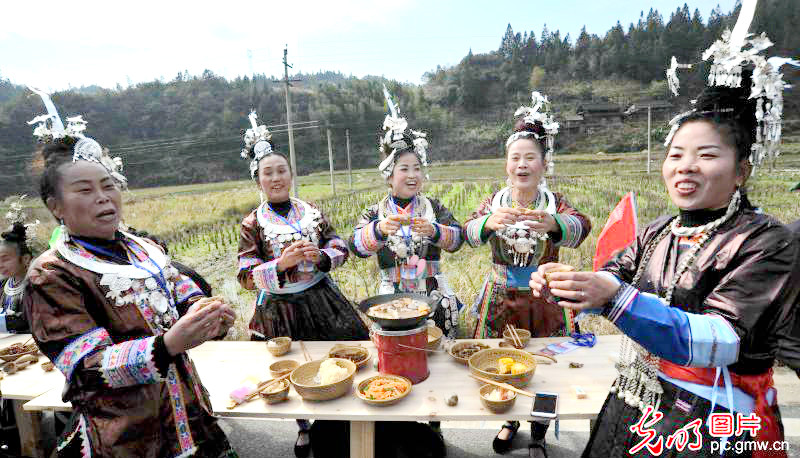 구이저우 동족 연회장… 3.7km 테이블 길이 기네스 기록 경신