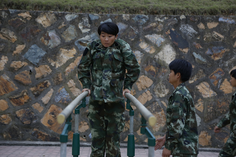 중국 여군들의 신병훈련소 적응기, 그녀들의 24시간