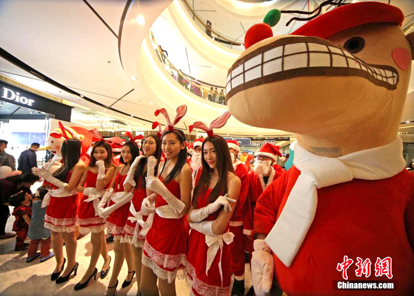 크리스마스 분위기의 톈진 백화점, 미녀 모델들과 함께 걷는 즐거움