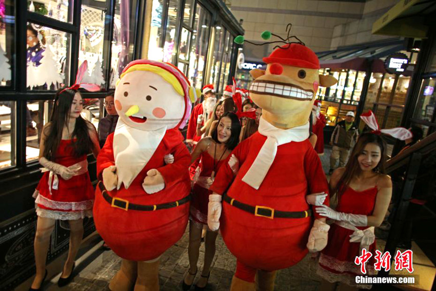 크리스마스 분위기의 톈진 백화점, 미녀 모델들과 함께 걷는 즐거움