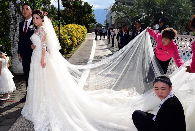 갑부 아버지의 기네스북 도전, 결혼하는 딸 위해 6km짜리 면사포 선물