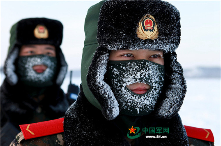 중국 영하 36도 날씨에 야외 근무 서는 대원들