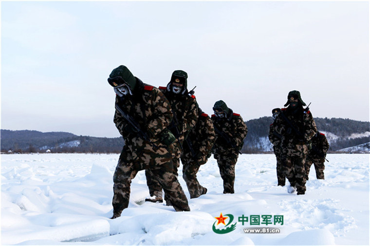 중국 영하 36도 날씨에 야외 근무 서는 대원들