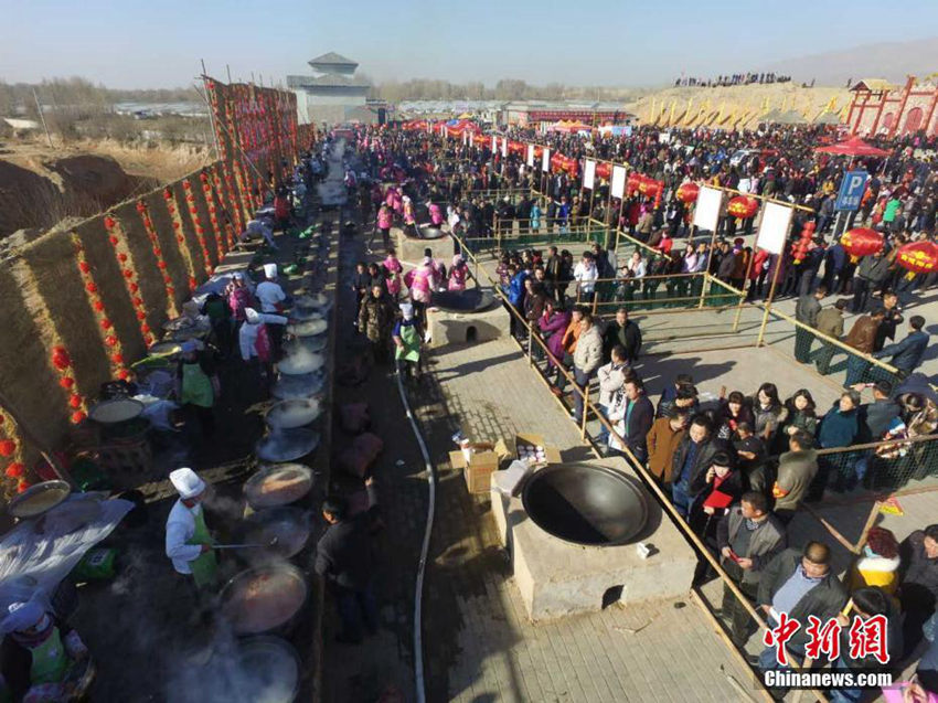 간쑤 1천 명이 나누어 먹는 동지 밥상: ‘뉴와쯔판’