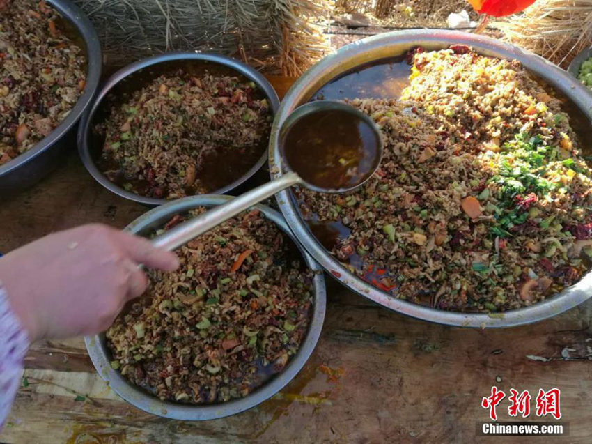 간쑤 1천 명이 나누어 먹는 동지 밥상: ‘뉴와쯔판’