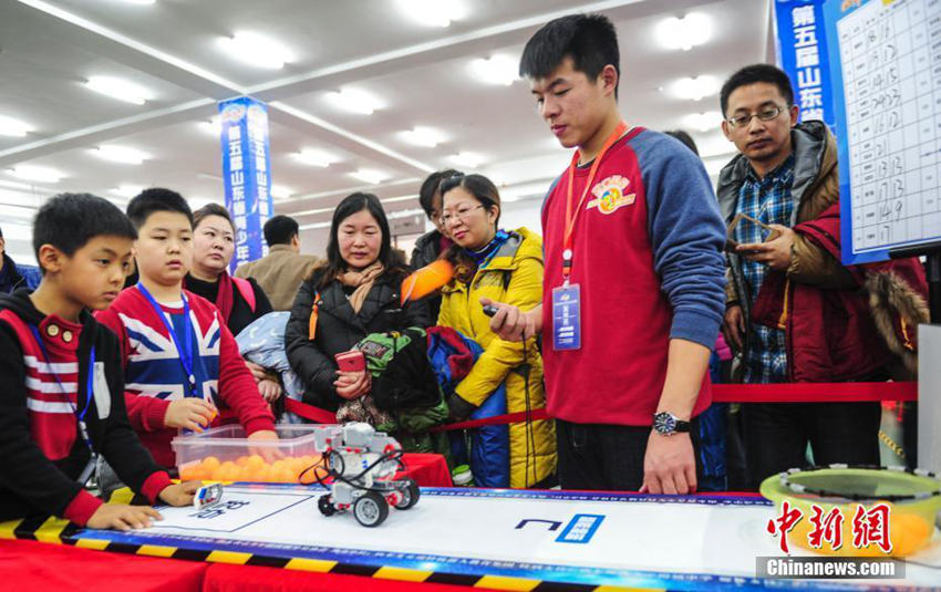중국 청소년 로봇 카니발 지난서 개최, 청소년 과학자들의 한판 승부