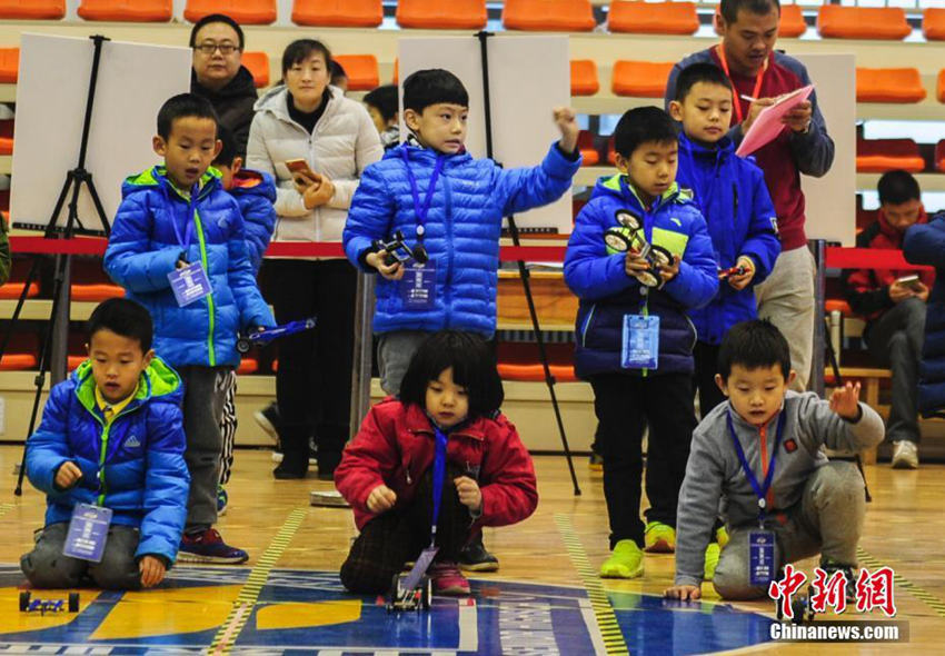 중국 청소년 로봇 카니발 지난서 개최, 청소년 과학자들의 한판 승부