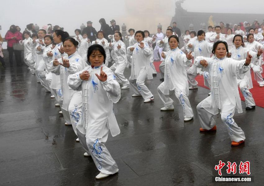 쓰촨 어메이산에 모인 ‘겨울 용사들’, 나체로 추위 견디기