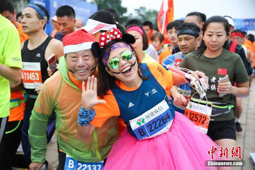 푸저우 국제 마라톤 대회, 특이한 복장으로 시선 끌어