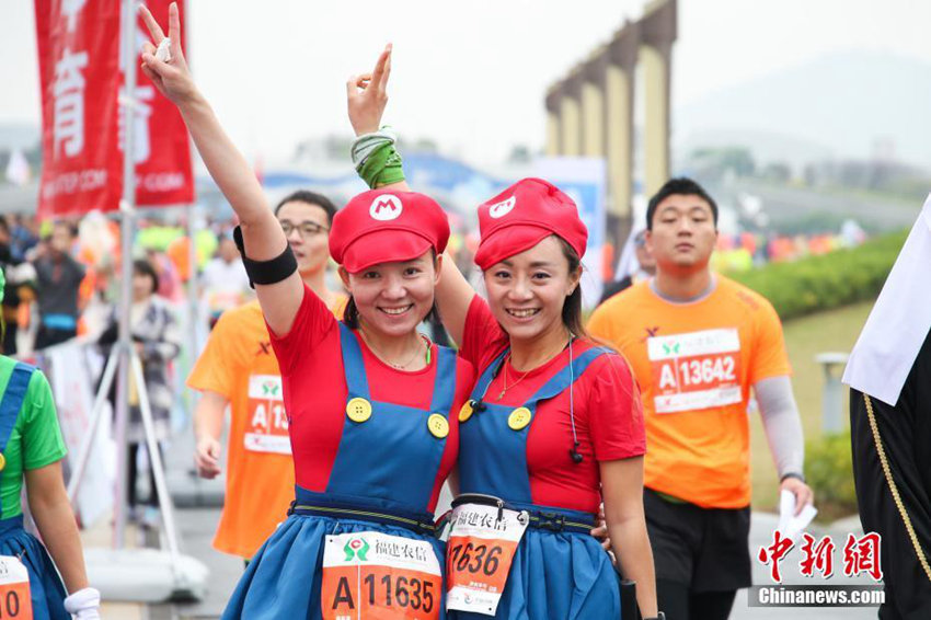푸저우 국제 마라톤 대회, 특이한 복장으로 시선 끌어