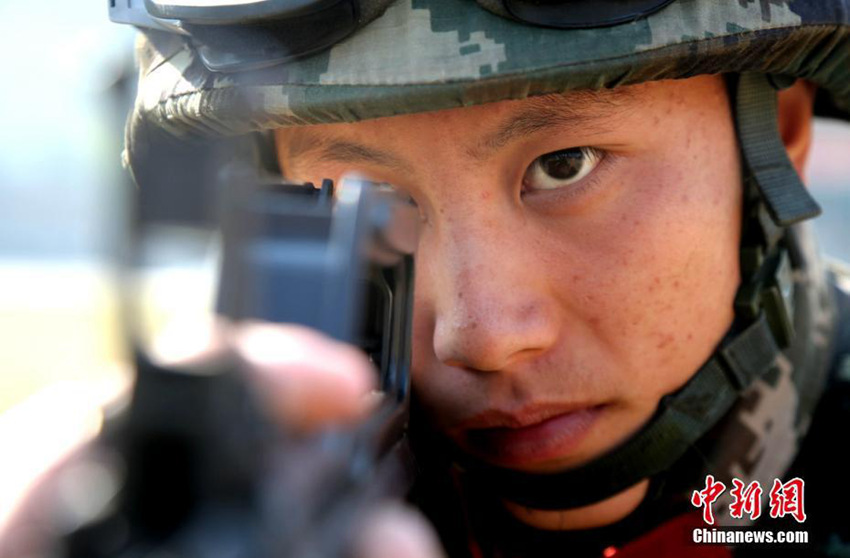 쓰촨 량산 무장경찰 특전대원의 ‘백발백중’ 사격훈련 현장