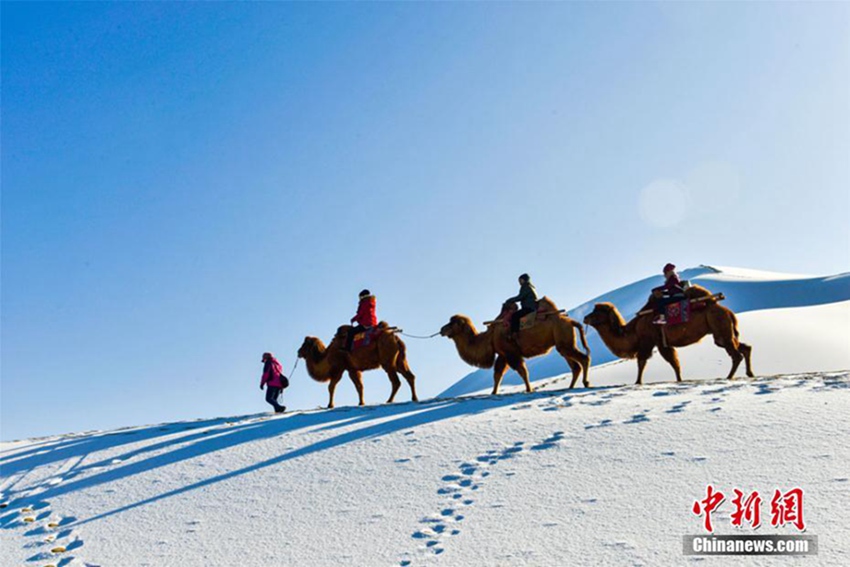 간쑤 둔황 사막과 눈이 하나 되는 이색 풍경 연출