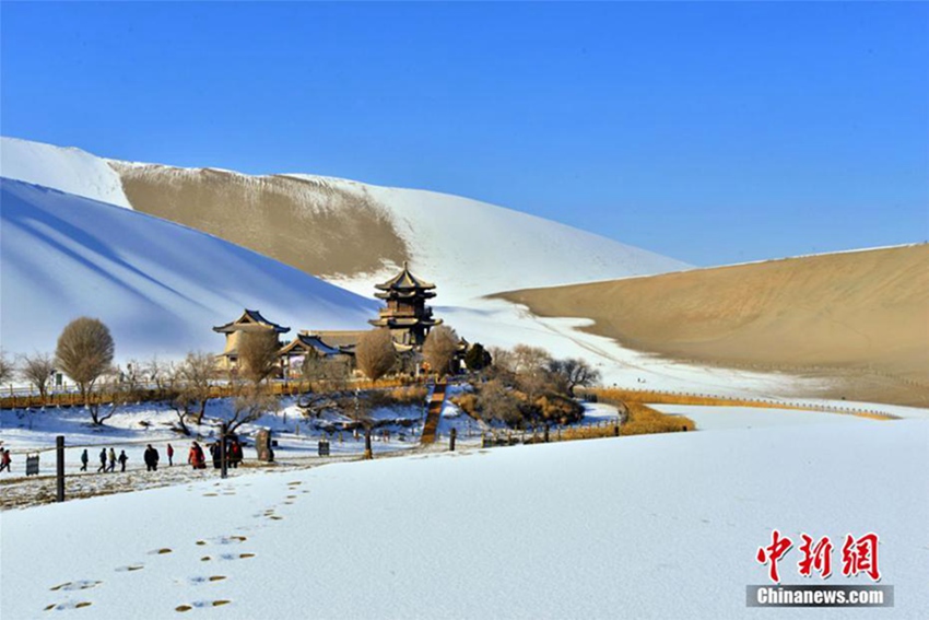 간쑤 둔황 사막과 눈이 하나 되는 이색 풍경 연출