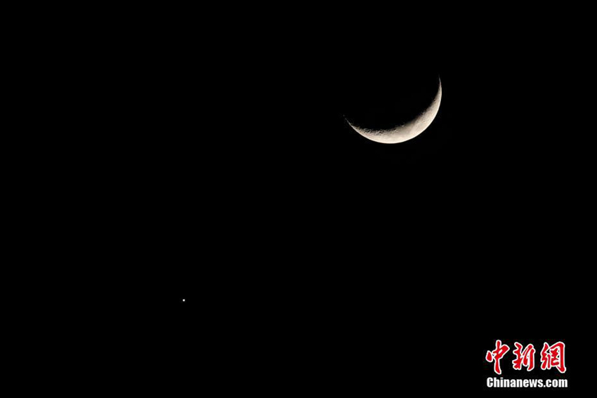중국 밤하늘에서 만난 ‘금성과 달’, 새해의 아름다운 시작