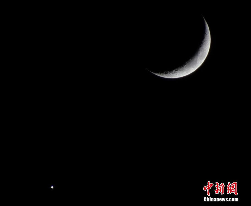 중국 밤하늘에서 만난 ‘금성과 달’, 새해의 아름다운 시작